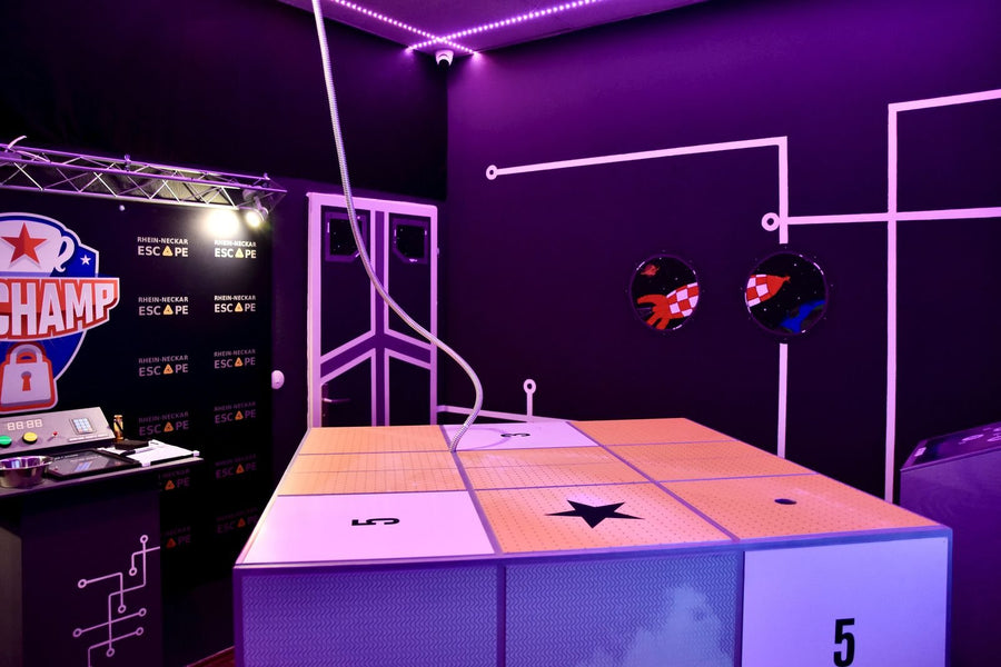 Violett beleuchteter Raum der Escape Game Challenge