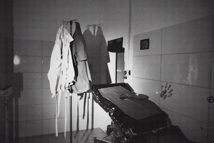 Zwangsjacken, OP-Liege und Handabdruck in The Psychiatry
